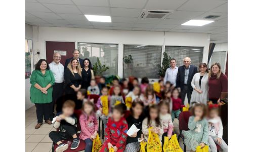 Χριστουγεννιάτικα Κάλαντα από τα Παιδιά του «Πρώτου Σκαλιού» στον Δήμαρχο Βύρωνα Αλέξη Σωτηρόπουλο