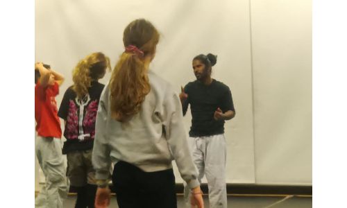 Ένα ξεχωριστό μάθημα από τον διεθνούς φήμης χορευτή & χορογράφο Anand Dhanakoti παρακολούθησαν οι μαθητές του Κέντρου Μελέτης Χορού Ντάνκαν