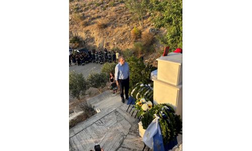 Κατάθεση Στεφάνου από τον Δήμαρχο Βύρωνα στη Μνήμη των Πεσόντων Πυροσβεστών στον Υμηττό