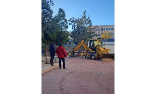 Απομάκρυνση κολώνων στον αύλειο χώρο των 5ου & 11ου Δημοτικών σχολείων