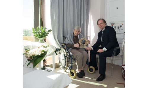 Ο Δήμαρχος Βύρωνα Αλέξης Σωτηρόπουλος τιμά την Ελένη Γλύκατζη- Αρβελέρ ως «Βυρωνιώτισσα του αιώνα»