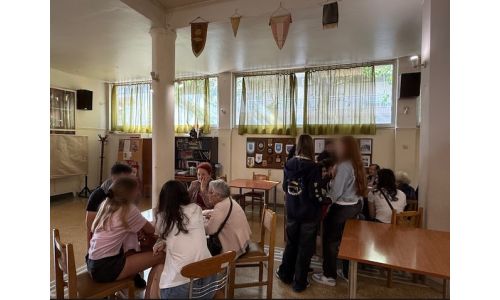 Μαθητές του 1ου ΓΕΛ Βύρωνα δίδαξαν ψηφιακές δεξιότητες στα μέλη του ΚΑΠΗ Αγίας Τριάδας