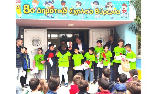Ο Δήμαρχος Βύρωνα συνεχάρη τους μαθητές του 8ου Δημοτικού για τη πρωτιά στον Πανελλήνιο Διαγωνισμό Ρομποτικής 2025