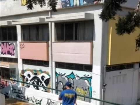 Καθαρισμός των προαύλιων χώρων σ' όλα τα σχολεία του Βύρωνα