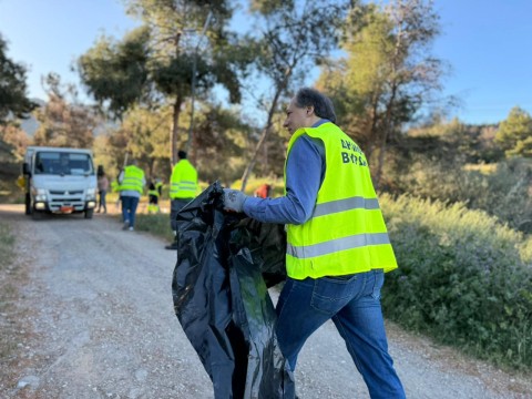 Ο Δήμος Βύρωνα καθάρισε περιοχές του Υμηττού ενόψει αντιπυρικής περιόδου