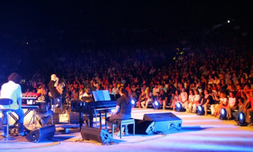 Πλήθος κόσμου παρακολούθησε τη μία και μοναδική, γι' αυτό το καλοκαίρι, συναυλία του Διονύση Σαββόπουλου στο Θέατρο Βράχων
