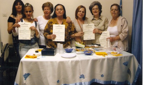 Οι μαθήτριες του τμήματος Διατροφής με την υπεύθυνη του προγράμματος, Μάρω Αδαμοπούλου, κατά την παραλαβή των πιστοποιητικών τους