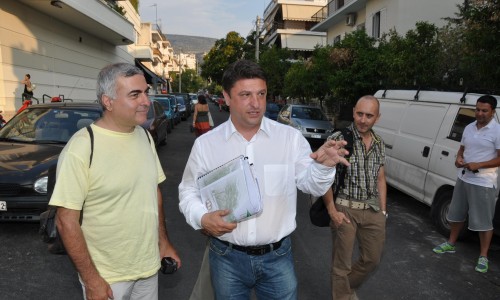 Ο Δήμαρχος Βύρωνα Νίκος Χαρδαλιάς με το στέλεχος των Ο.Π. Ν. Χρυσόγελο κατά την ενημέρωση για την Πράσινη Διαδρομή