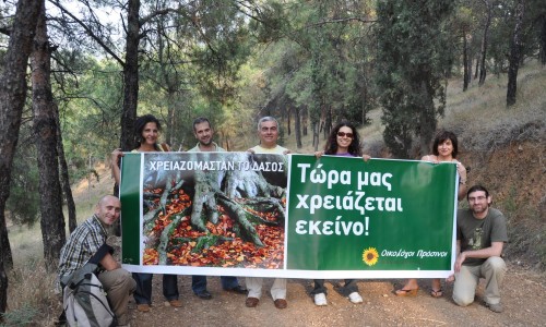 Το στέλεχος των Ο.Π. Ν. Χρυσόγελος με το στέλεχος του ΣΠΑΥ Δ. Κυργιόπουλο και μέλη των Ο.Π., κατά την επίσκεψή τους στο δάσος του Πικ-Νικ στον Υμηττό