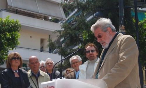 Ο ηθοποιός Γιάννης Βόγλης απαγγέλει ποιήμα του Λόρδου Βύρωνα.