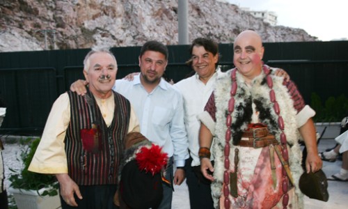 Ο Δήμαρχος Βύρωνα Νίκος Χαρδαλιάς, με τους πρωταγωνιστές της παράστασης Γιώργο Αρμένη και Παύλο Χαϊκάλη και τον ηθοποιό Χάρη Σώζο 