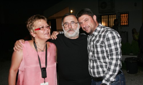 H Καλλιτεχνική Διευθύντρια του Πνευματικού Κέντρου Τασία Σάρρίδου, ο Θάνος Μικρούτσικος και ο Δήμαρχος Βύρωνα Νίκος Χαρδαλιάς