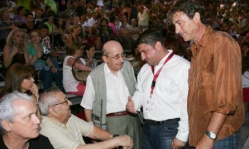 Ο Δήμαρχος Βύρωνα Νίκος Χαρδαλιάς με το σκηνοθέτη Γιάννη Δαλιανίδη και το στιχουργό Μάνο Ελευθερίου