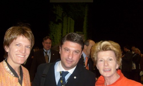 O Δήμαρχος Βύρωνα με τη Δήμαρχο του Ίννσμπρουκ Hilde Zach και την Αντιδήμαρχο του Ιννσμπρουκ. O Δήμαρχος Βύρωνα με τη Δήμαρχο του Ίννσμπρουκ Hilde Zach και την Αντιδήμαρχο του Ιννσμπρουκ.