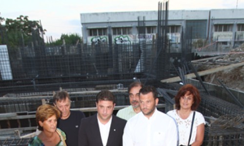 Η Πρόεδρος του Εκπολιτιστικού Συλλόγου Καρέα, Πόπη Γαλίκα, ο Δήμαρχος Βύρωνα, Νίκος Χαρδαλιάς και ο Πρόεδρος του ΑΟ Καρέα, Φώντας Χολέβας. Στο πλευρό τους ο αδελφός του αείμνηστου αθλητικού παράγοντα Τάκη Παπαγεωργίου, του οποίου το όνομα θα φέρει το νέο Κλειστό Γυμναστήριο, και τα παιδιά του αείμνηστου δασκάλου και παιδαγωγού Χρήστου Αντωνιάδη, του οποίου το όνομα θα φέρει το νέο Γυμνάσιο-Λύκειο Καρέα.