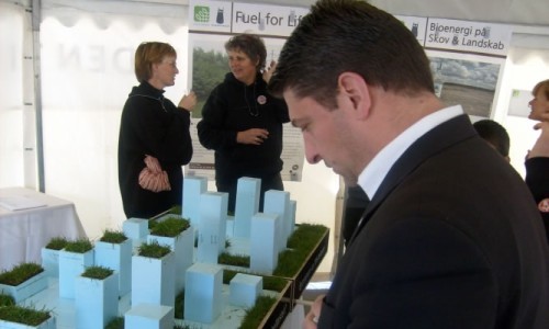 Προσκεκλημένος του Πανεπιστημίου της Κοπεγχάγης, επισκέφτηκε την έκθεση καινοτόμων τεχνολογιών για τη βιοκλιματική πόλη. Προσκεκλημένος του Πανεπιστημίου της Κοπεγχάγης, επισκέφτηκε την έκθεση καινοτόμων τεχνολογιών για τη βιοκλιματική πόλη.