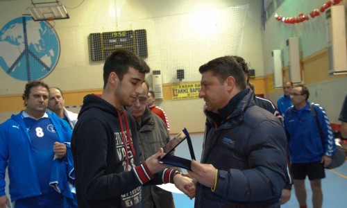 O Δήμαρχος Βύρωνα Νίκος Χαρδαλιάς απονέμει τιμητική πλακέτα στην οικογένεια του Δημήτρη Δημητριάδη