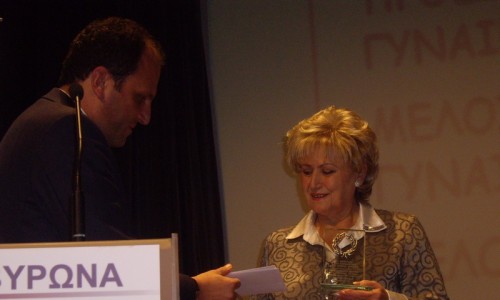 Την Ειρήνη Μουσταφέλου, εθελόντρια του Συλλόγου Λάκαινες, βράβευσε ο Διευθυντής Δικτύων Διανομής της AXA Ασφαλιστικής Διαμαντής Χατζηστύλης