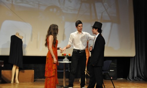 Από την παράσταση <i>Ο Σουρής τα είπε από νωρίς</i> από τους μαθητές του 2ου Γυμνασίου