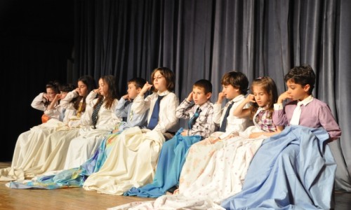 Από την παράσταση <i>Ο κύριος που ξύπνησε στραβά</i> από τους μαθητές του 8ου Δημοτικού Σχολείου