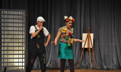 Από την παράσταση <i>Μια τρελή τρελή πολυκατοικία</i> από τους μαθητές του 4ου Γυμνασίου