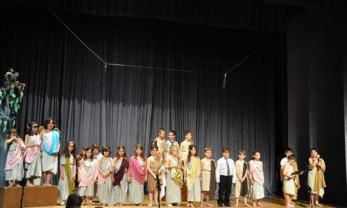 Από την παρουσίαση των έργων <i>Ειρήνη</i> και <i>Λυσιστράτη</i> από τους μαθητές του 12ου Δημοτικού Σχολείου