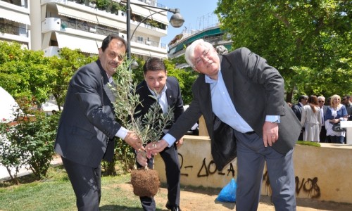 Ο Πρόεδρος του Δημοτικού Συμβουλίου Αρχαίας Ολυμπίας Θεόδωρος Παπαηλιού, ο Δήμαρχος Βύρωνα Νίκος Χαρδαλιάς και ο Πρόεδρος του Συνδέσμου Μπάιρον Πάνος Τριγάζης