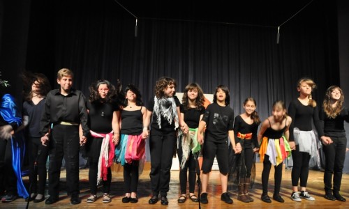 Από την παράσταση <i>Ο Ψαράς και το τελώνιο</i> από τους μαθητές του 7ου Δημοτικού Σχολείου