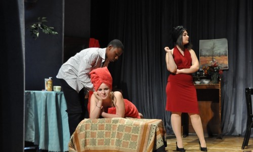 Από την παράσταση <i>Μία τρελή τρελή οικογένεια</i> από τους μαθητές του 1ου Γυμνασίου