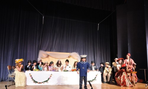 Από την παράσταση <i>Η επέτειος</i> των μαθητών των 5ου και 11ου Δημοτικών Σχολείων