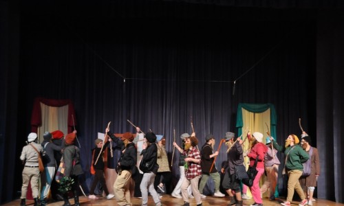 Από την παράσταση <i>Οι Εκκλησιάζουσες</i> από τους μαθητές του 5ου Γυμνασίου και Λυκείου