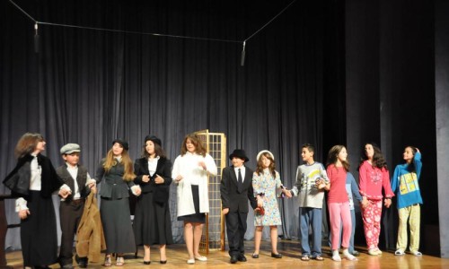 Από την παράσταση <i>Σκίτσα εποχής</i> από τους μαθητές των 3ου και 13ου Δημοτικών Σχολείων