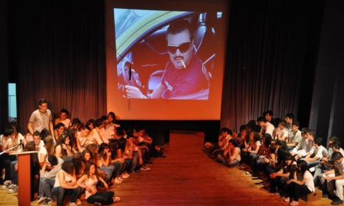 Από την παράσταση <i>Ελλάς... Γελάς...</i> από τους μαθητές του 1ου Γυμνασίου