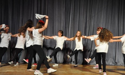 Δημοτικοί παραδοσιακοί χοροί από τους μαθητές των 6ου και 7ου Δημοτικών Σχολείων