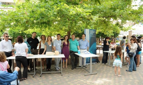 Από αριστερά ο Πρόεδρος της APLS Αρσένιος Γεωργιάδης, ο εκπρόσωπος της ΕΕΕΠΦ Αναστάσιος Σφέτσιος, η παιδίατρος και συνεργάτης του ΔΔΥ Ελένη Δουλιανάκη, η Αντιδήμαρχος Βύρωνα Ιουλία Κιούπη, ο Αντιδήμαρχος Βύρωνα Χρίστος Γώγος και ο Διευθυντής του ΔΔΥ Σωτήρης Παπασπυρόπουλος μαζί με τους εθελοντές εκπαιδευτές από την Ελληνική Εταιρεία Επείγουσας Προνοσοκομειακής φροντίδας (ΕΕΕΠΦ) και την APLS