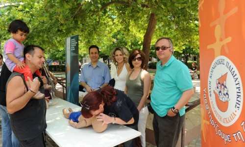 Από αριστερά οι Σωτήρης Παπασπυρόπουλος, Ελένη Δουλιανάκη, Χριστίνα Ρέντα, εκπρόσωπος του ΔΔΥ, και Χρίστος Γώγος παρακολουθούν την εκπαίδευση καρδιοπνευμονικής αναζωογόνησης