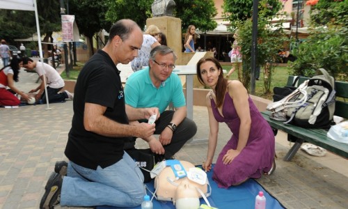 Ο Αντιδήμαρχος Πρόνοιας και Κοινωνικής Αλληλεγγύης Χρίστος Γώγος και η Αντιδήμαρχος Δημοσίων Σχέσεων και Εθιμοτυπίας Ιουλία Κιούπη