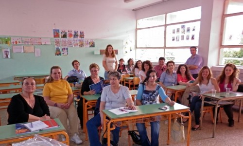 Η υπεύθυνη του Προγράμματος «Δια Βίου Μάθηση» και Δημοτική Σύμβουλος Βύρωνα Μάρω Αδαμοπούλου μαζί με τους σπουδαστές του τμήματος Ιταλικών και την καθηγήτρια Κατερίνα Λεπίδα. 