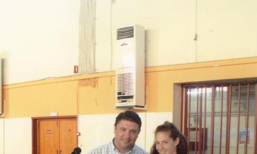 Ο Δήμαρχος Βύρωνα Νίκος Χαρδαλιάς απένειμε τιμητική πλακέτα στην αθλήτρια Ρυθμικής Γυμναστικής και μέλος της Εθνικής Ομάδας Ανσάμπλ Μαριάνθη Ζαφειρίου.