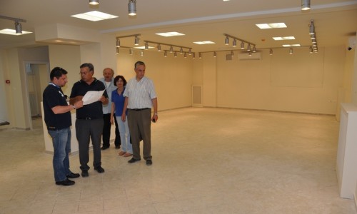 Ο Δήμαρχος Βύρωνα Νίκος Χαρδαλιάς και ο Αντιδήμαρχος Τεχνικών Θεμάτων Κωνσταντίνος Ζούμπος με στελέχη της Τεχνικής Υπηρεσίας στο Σταθοπούλειο Πολιτιστικό Πολυκέντρο