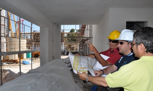 Ο Δήμαρχος Βϋρωνα Νίκος Χαρδαλιάς με στελέχη της Τεχνικής Υπηρεσίας του Δήμου στο νέο Γυμνάσιο – Λύκειο Καρέα