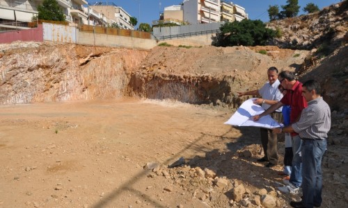 Ο Αντιδήμαρχος Τεχνικών Θεμάτων, Κωνσταντίνος Ζούμπος, με στελέχη της Τεχνικής Υπηρεσίας στο εργοτάξιο του Κλειστού Κολυμβητηρίου Βύρωνα