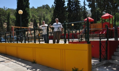 Ο Αντιδήμαρχος Τεχνικών Θεμάτων Κωνσταντίνος Ζούμπος στην Παιδική Χαρά του Παιδικού Σταθμού στην Παύλου Μελά