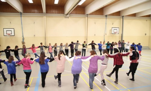 Οι Ευρωπαίοι μαθαίνουν ελληνικούς χορούς στη Φιλανδία