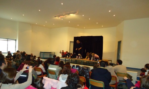 Μάλιστα κάποιοι από τους θεατές βρέθηκαν στη σκηνή μαζί με τις μαριονέτες