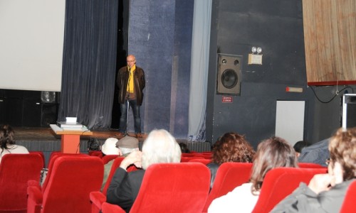 Ο δημοσιογράφος Γιάννης Παπουτσάκης προλογίζει την ταινία