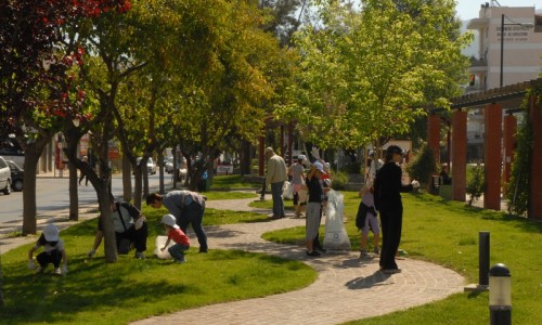 Οι εθελοντές καθαρίζουν το πάρκο Καραολή και Δημητρίου
