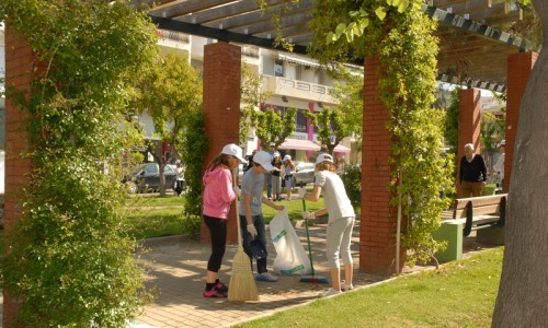 Οι εθελοντές καθαρίζουν το πάρκο Καραολή και Δημητρίου