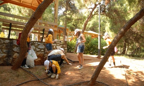 Οι εθελοντές καθαρίζουν το πάρκο Αγίας Τριάδας