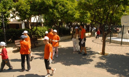 Οι εθελοντές καθαρίζουν την πλατεία Σμύρνης